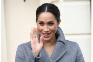 Meghan Markle apresentou o filho com um vestido de história