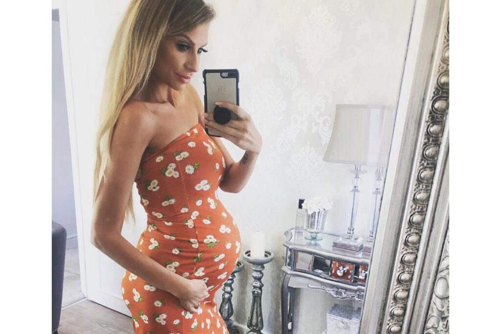 Ela disse que o marido e o filho dormem do mesmo jeito com a mão no rosto