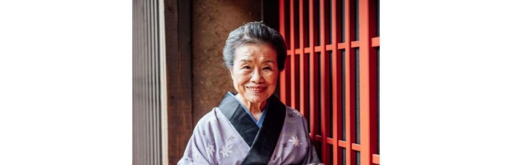 uma mulher de 102 anos, que segurava sua pequena tataraneta