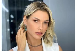 A modelo postou foto com o filho e fez seguidores ficarem perdidos