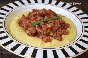 O passo a passo da polenta de colher com linguiça é bem fácil de seguir