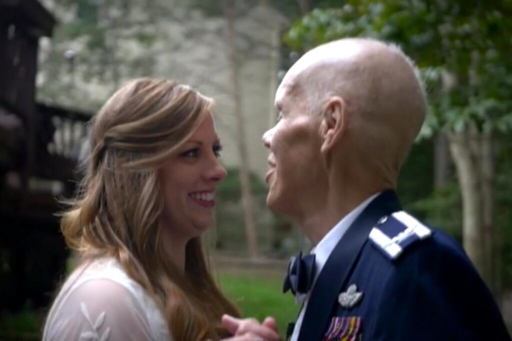 O vídeo da filha dançando com o pai no casamento antes dele falecer bombou nas redes sociais