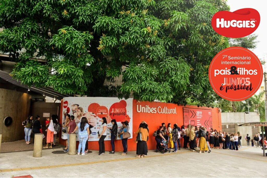 Entrega dos crachás personalizados na entrada do 7º Seminário Internacional Pais&Filhos