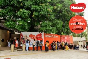 Entrega dos crachás personalizados na entrada do 7º Seminário Internacional Pais&Filhos