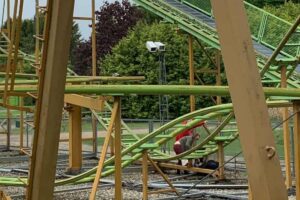 Menina cai de montanha russa e se encontra com graves ferimentos na cabeça