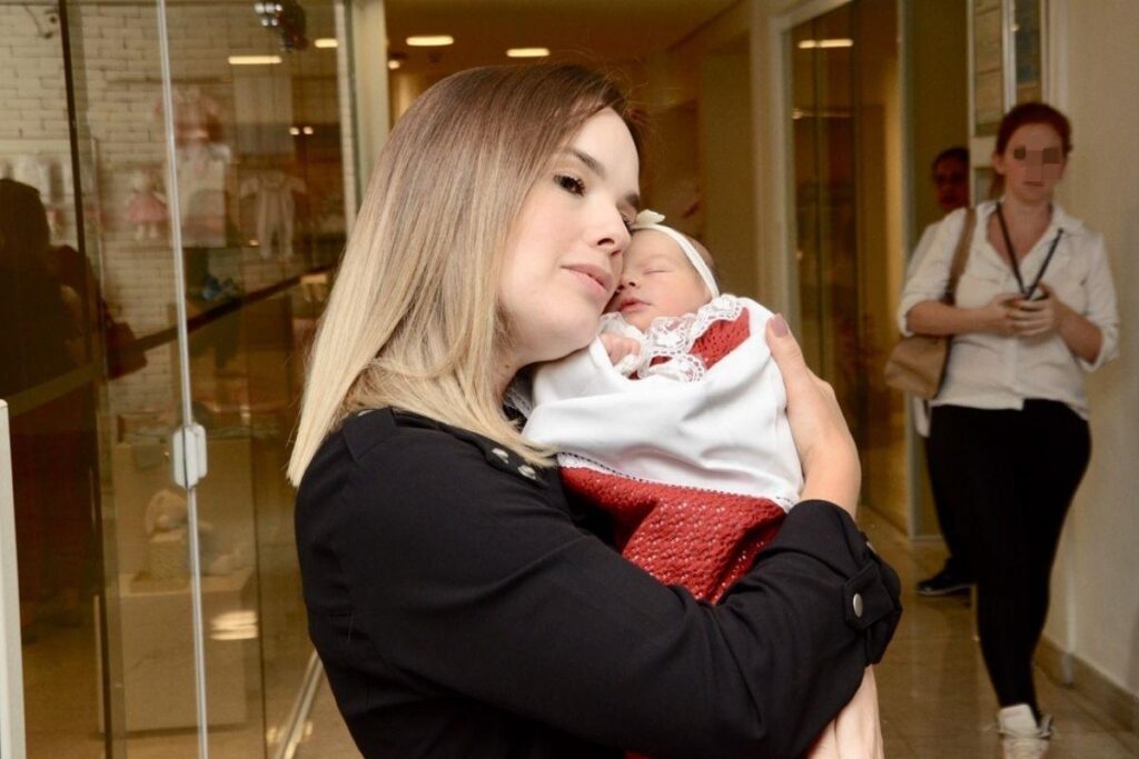 Mãe coruja posta foto de Liz para comemorar seu primeiro mês de vida