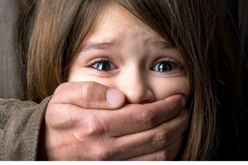 Bebê maquiado faz com que mãe seja acusada de abuso infantil