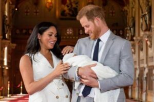 Fonte confirma que Meghan Markle é com certeza a mãe mais coruja do palácio