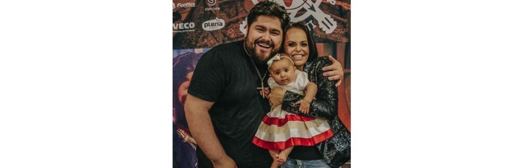 Cesar Menotti e a família comemoram 1 ano de Maitê