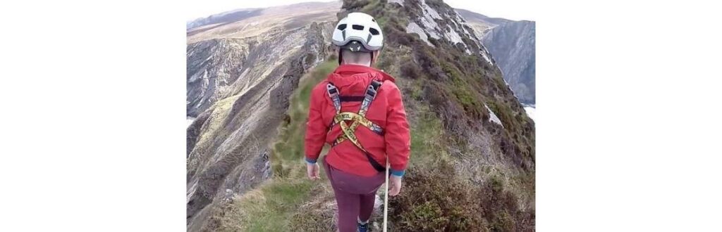 Pai e filho em penhasco na Irlanda