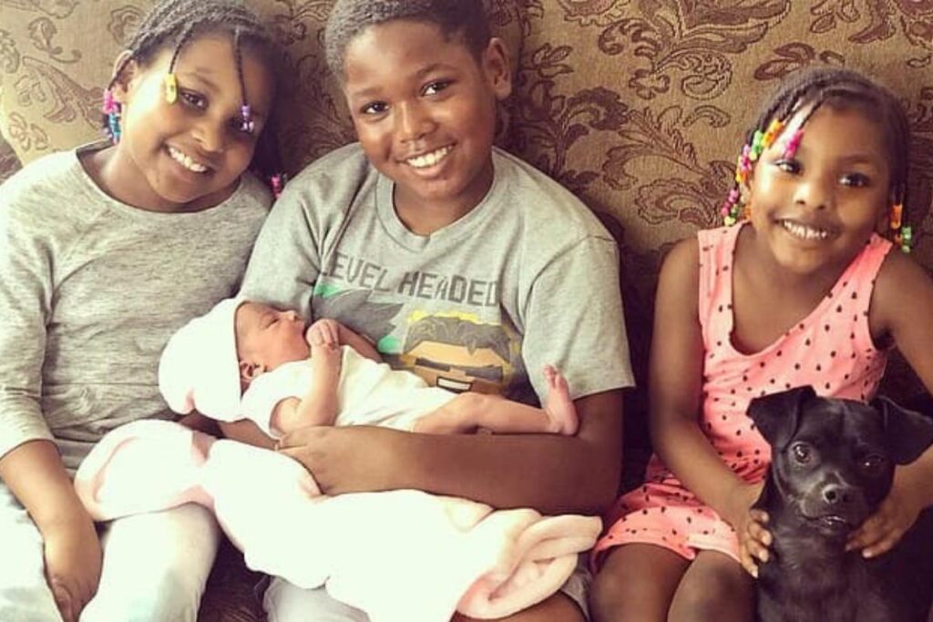 O filho mais velho gravou todo o parto