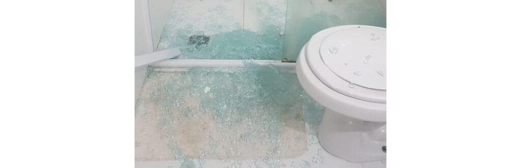 Mãe se machuca após explosão no box do banheiro