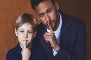 Neymar faz surpresa para o filho Davi e tira foto com amiguinhos