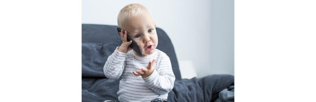 Crianças menores de um ano não devem mexer no celular