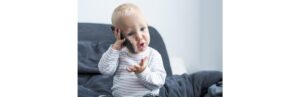 Crianças menores de um ano não devem mexer no celular