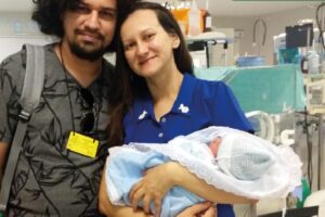 Família leva flores à equipe do hospital onde o primeiro filho nasceu