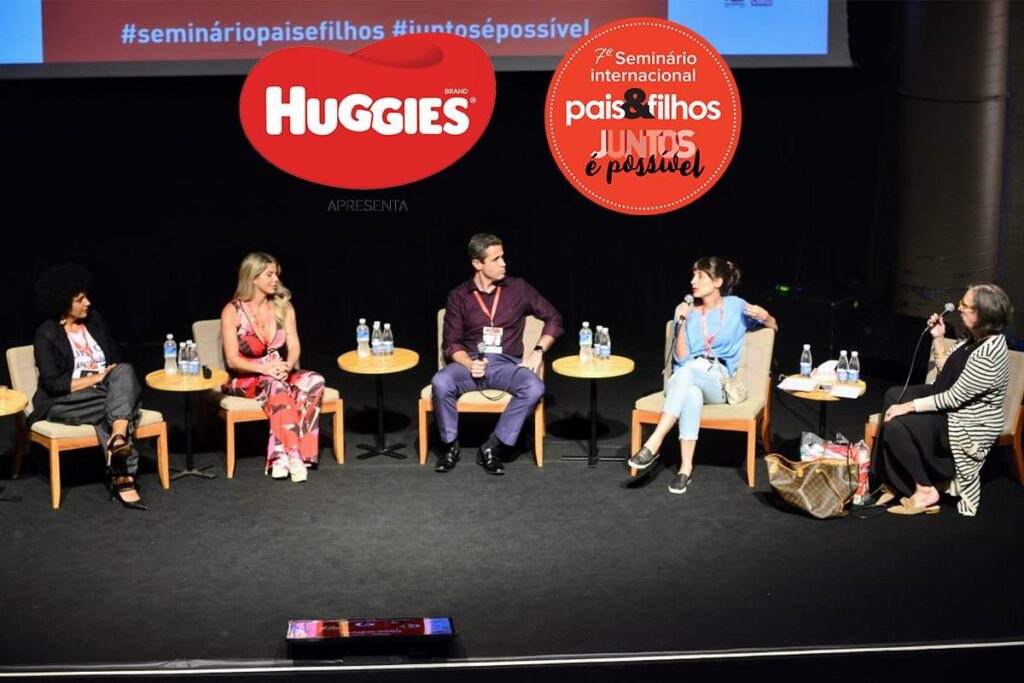 Magda Figueiredo, Karina Bacchi, Igor Padovesi e Camila Fremder participaram da mesa redonda mediada por Mônica Figueirero