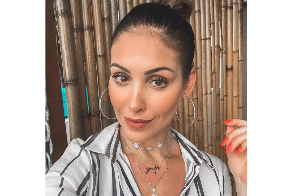 Bella Falconi é mãe de Vicky e Stella