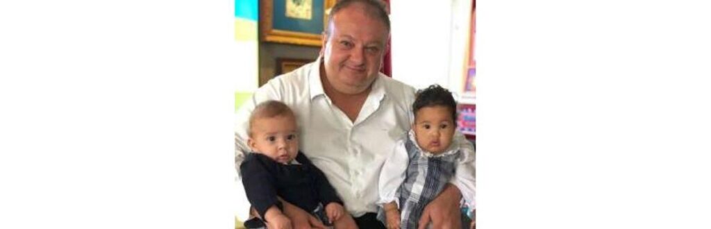 O chefe posta video fofo com os gemeos e sua mulher e ainda marca o terceiro filho na postagem,