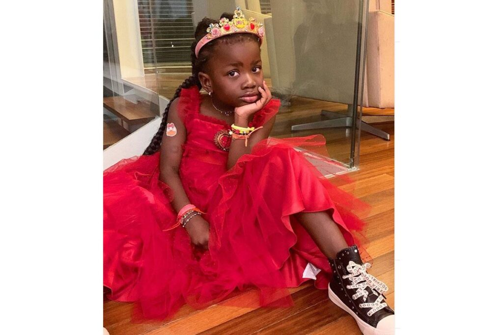 A menina se emocionou muito ao ver a turma pessoalmente