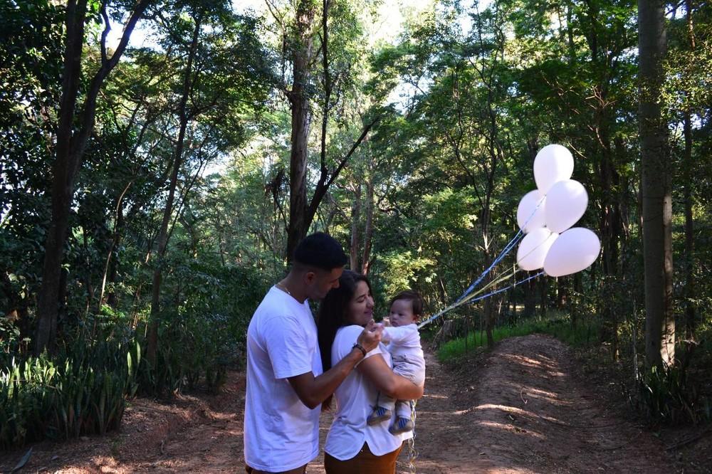Família junto ao menino João que nasceu com Síndrome de Down.