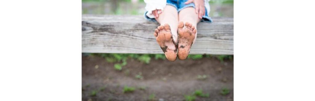 Brincar na terra pode ser bom para o seu filho