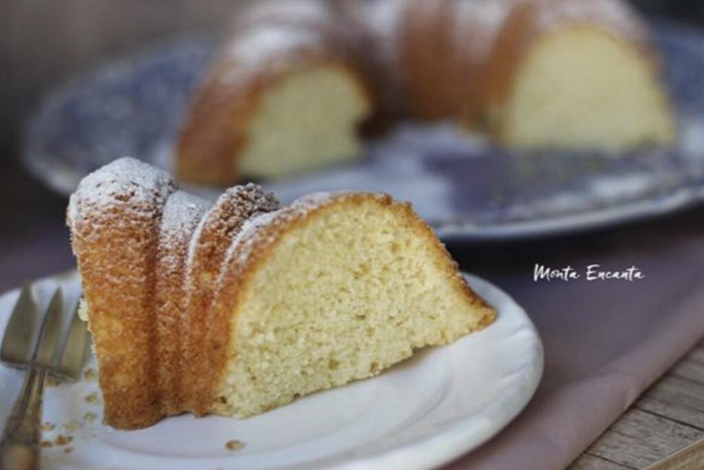 O bolo fica bem fofinho por dentro e crocante por fora