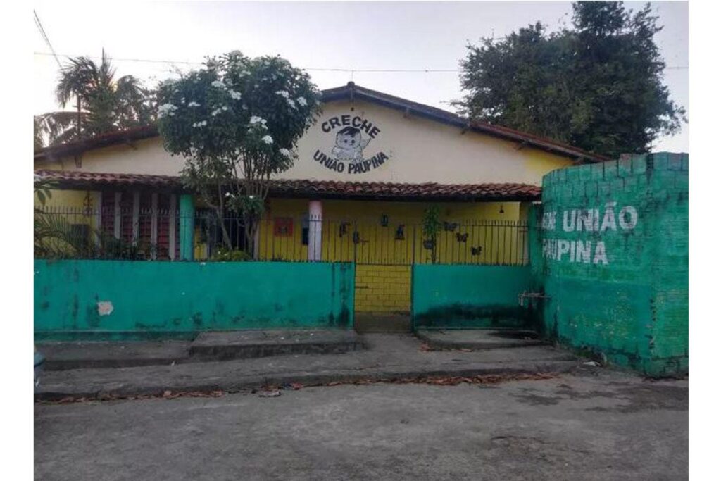 O menino chegou em casa assim