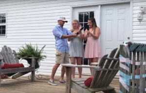 O casal não consegue manusear o objeto escolhido para revelar o sexo do bebê