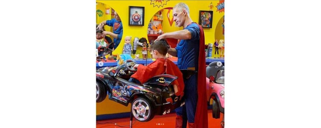O Kids Barber Brasil é um salão de beleza infantil que fica em Moema, na cidade de São Paulo