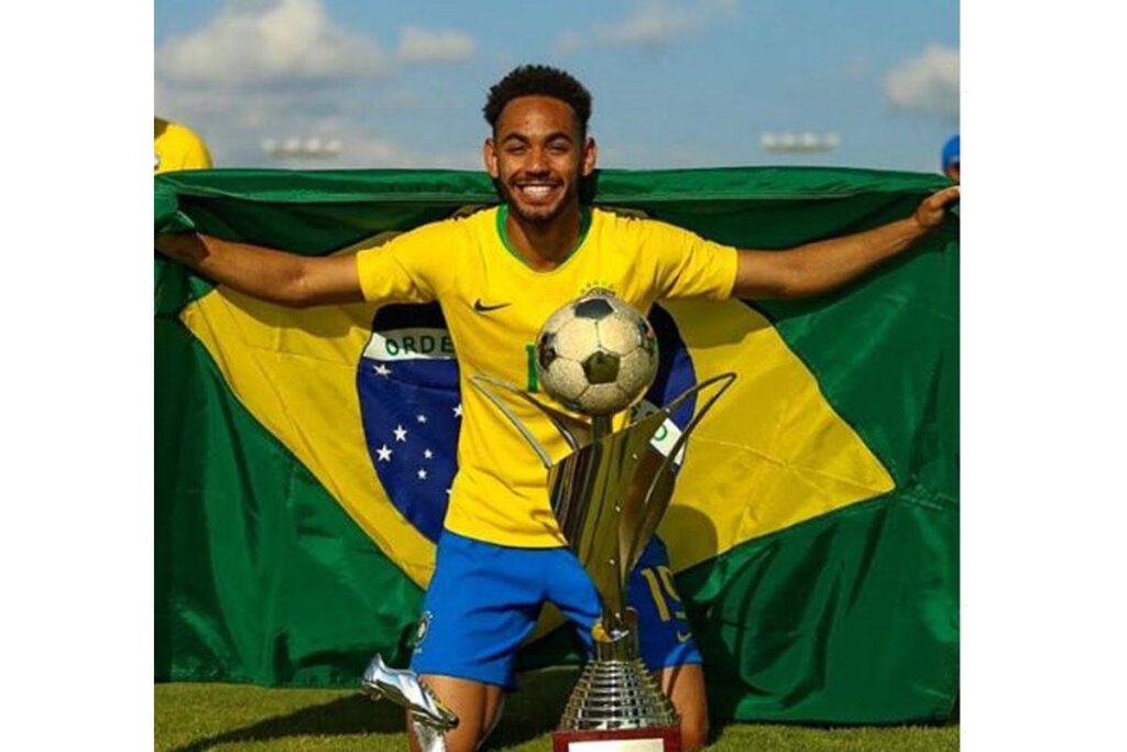 Os ganhadores voltaram para consolar os meninos que estavam tristes