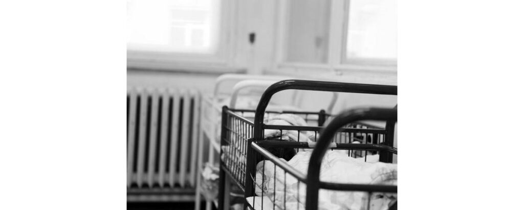 Marcelly mostra as roupas da filha levada para abrigo