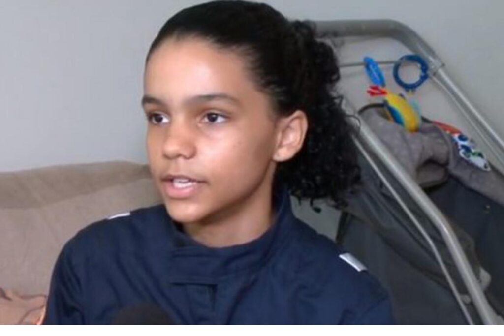 A avó dormiu sem querer depois que o menino engasgou