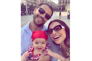 Duda Nagle e Zoe brincando de castelo de areia