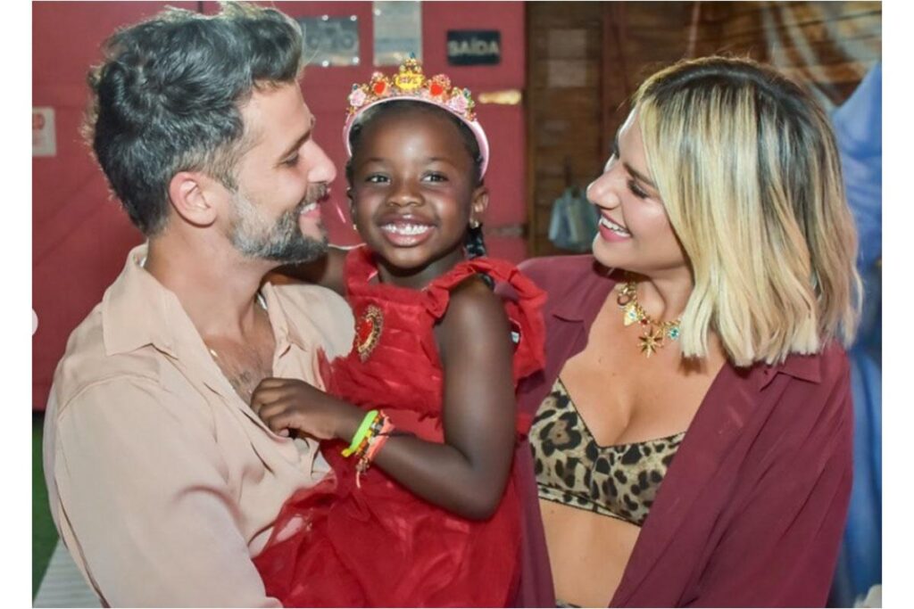 O casal estava todo emocionado em levara filha para a África