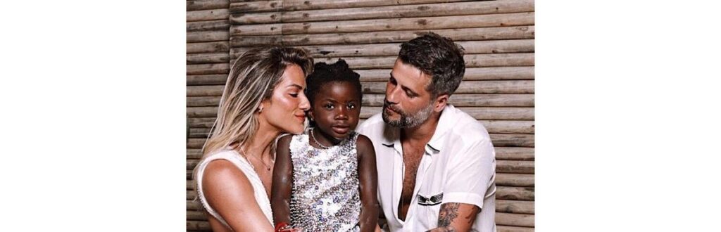Bruno Gagliasso e Giovanna Ewbank adotaram mais uma criança do Malawi