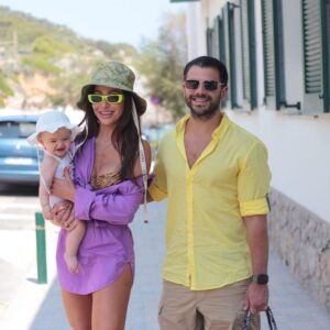 Sabrina Sato e Zoe, que está usando roupa que ganhou de presente de Ivete Sangalo