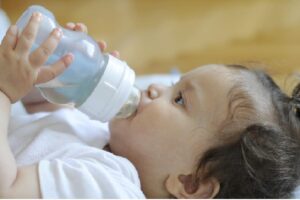 A mãe não ficou em feliz em saber que a filha bebeu 170ml de água