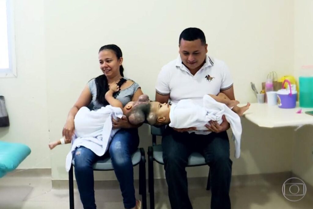 As gêmeas com os pais