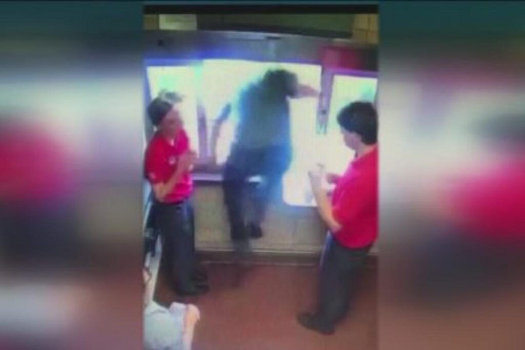 O momento exato do funcionário pulando a janela