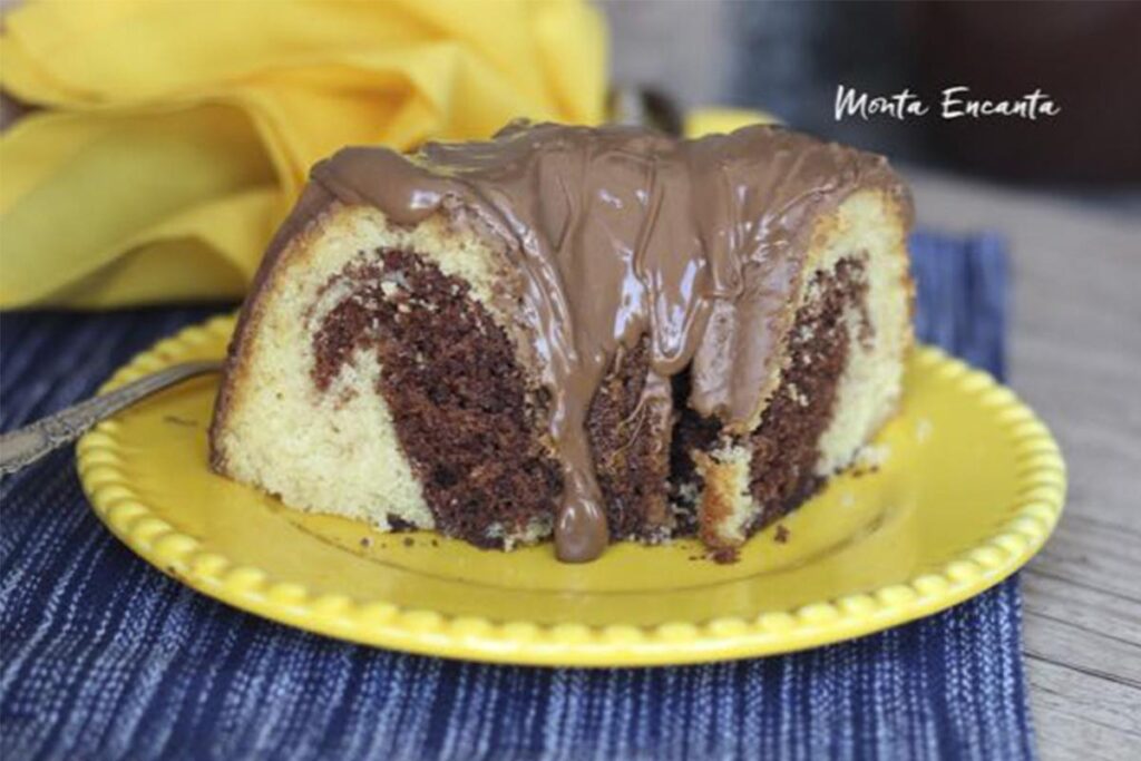 Fica bem fofo como só um bolo de iogurte consegue ser e é fácil de fazer