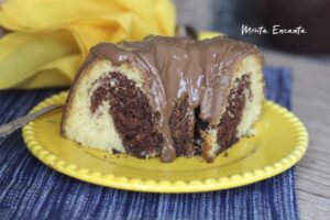 Fica bem fofo como só um bolo de iogurte consegue ser e é fácil de fazer