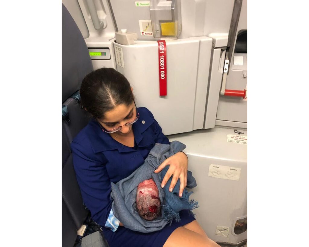 Mãe dá à luz durante o voo.