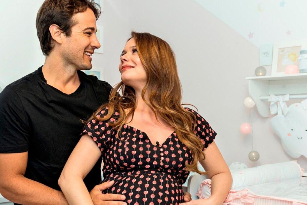 Graziela Schmitt e Paulo Leal mostraram a decoração do quarto da filha