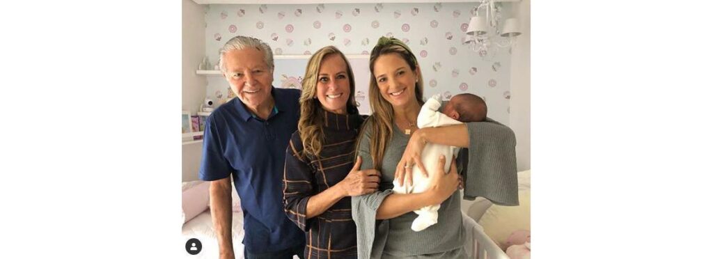 Ticiane Pinheiro ao lado de seus pais