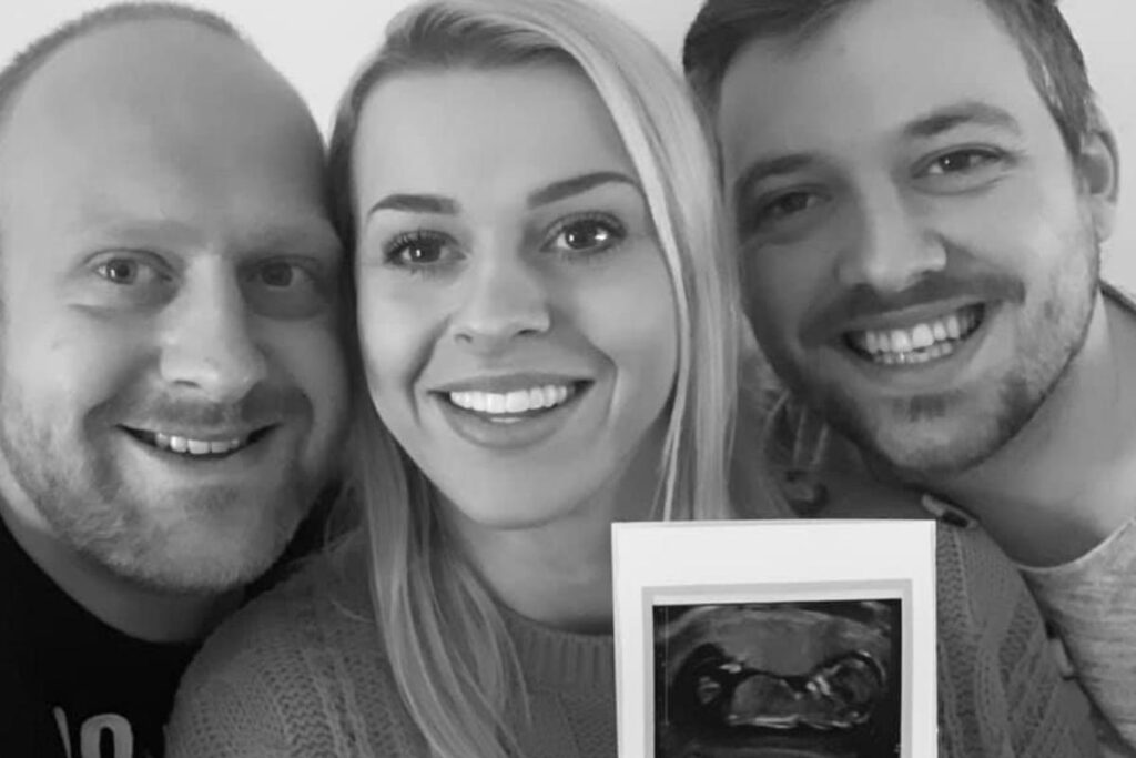 O casal e a mulher logo após o parto