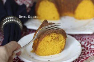 Primeiro, separamos os ingredientes líquidos dos secos. Os líquidos vão para o liquidificador e os secos para peneira