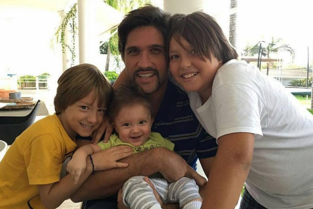 O cantor se divertindo com os filhos