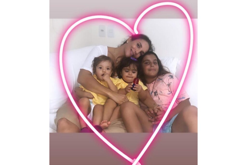 Ivete Sangalo e a família no aniversário de 1 ano das gêmeas