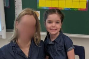 A professora e a aluna estavam usando a mesma roupa